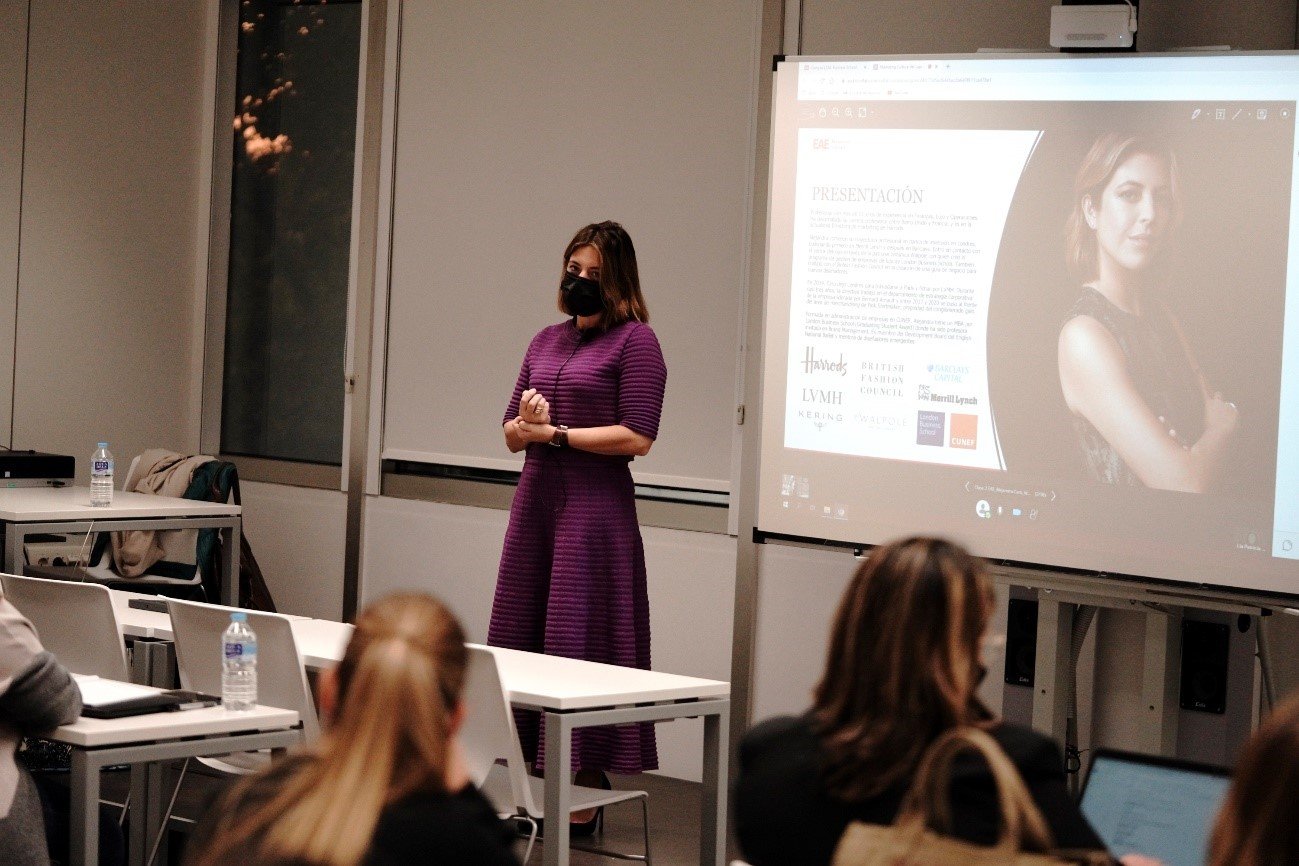 La directora de Marketing de Harrods, Alejandra Caro, imparte unas sesiones sobre la cultura del lujo en el Luxury Brand Management MBA de EAE Business School