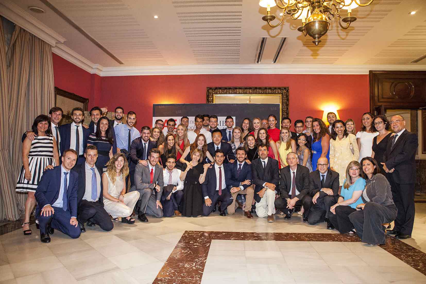 Los alumnos de cuarto de ADE celebran su acto de clausura en el Círculo Ecuestre de Barcelona