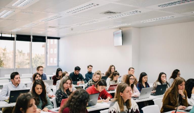 Alumnos de EAE en clase