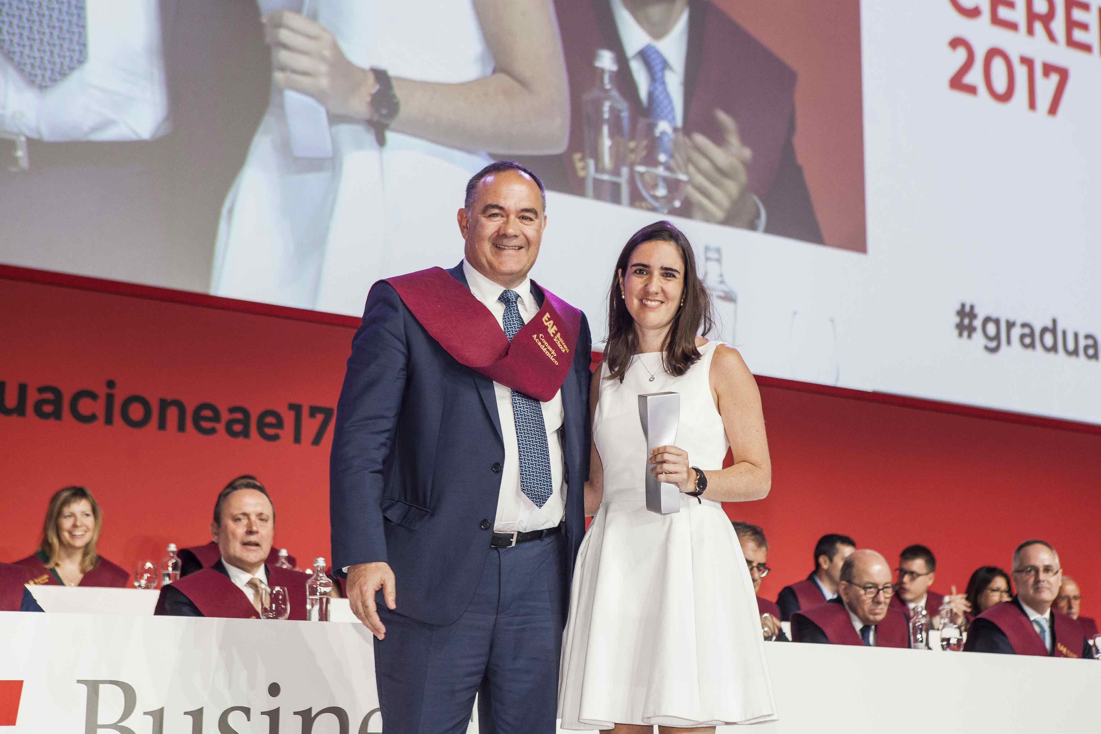 Itziar Soto Luquin, Recruitment in Talent Management de NESTLÉ, recogiendo el premio Top Recruiter EAE 2017