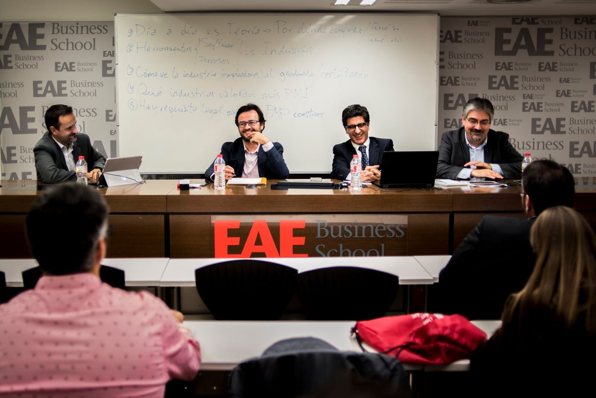 Project Management: two approaches, one vision