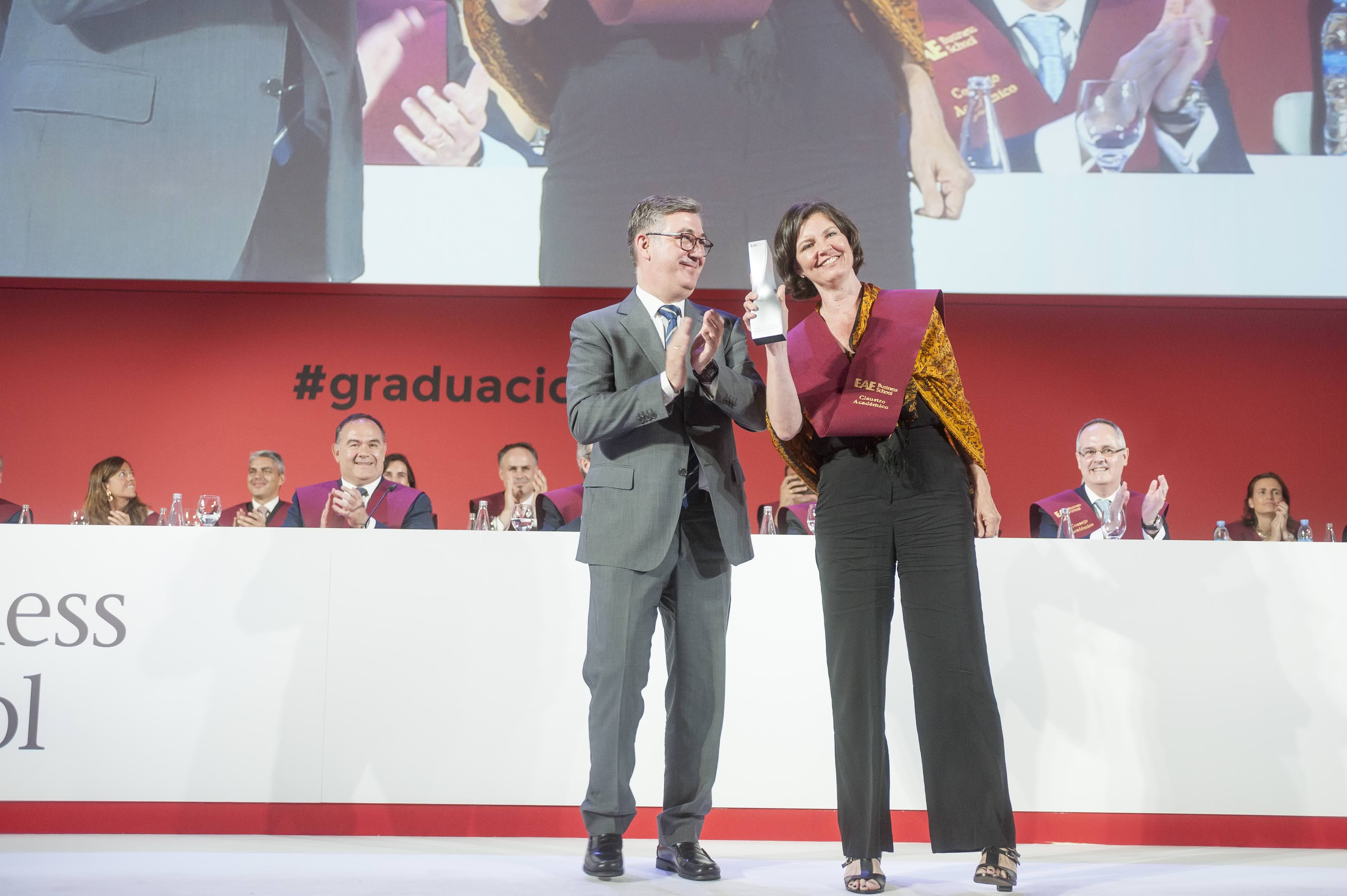 Georgina Barquín, recibiendo el Premio a la Mejor Profesora de Full Time durante la Ceremonia de Graduación de 2017