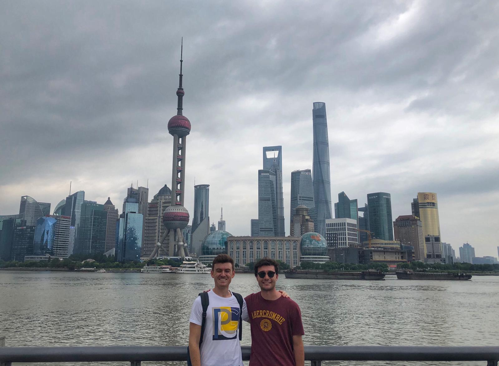 Pau con la zona de Pudong al fondo.