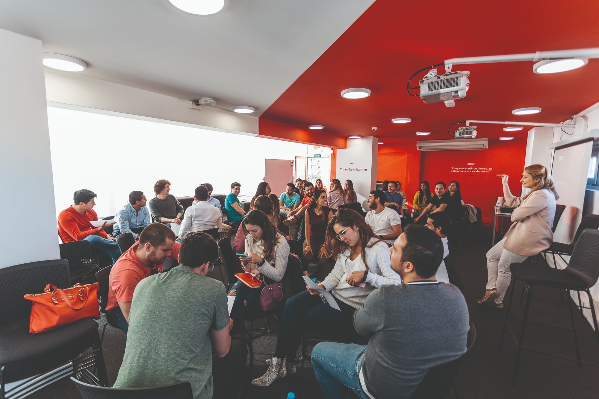  Estudiantes de EAE Business School durante reunión