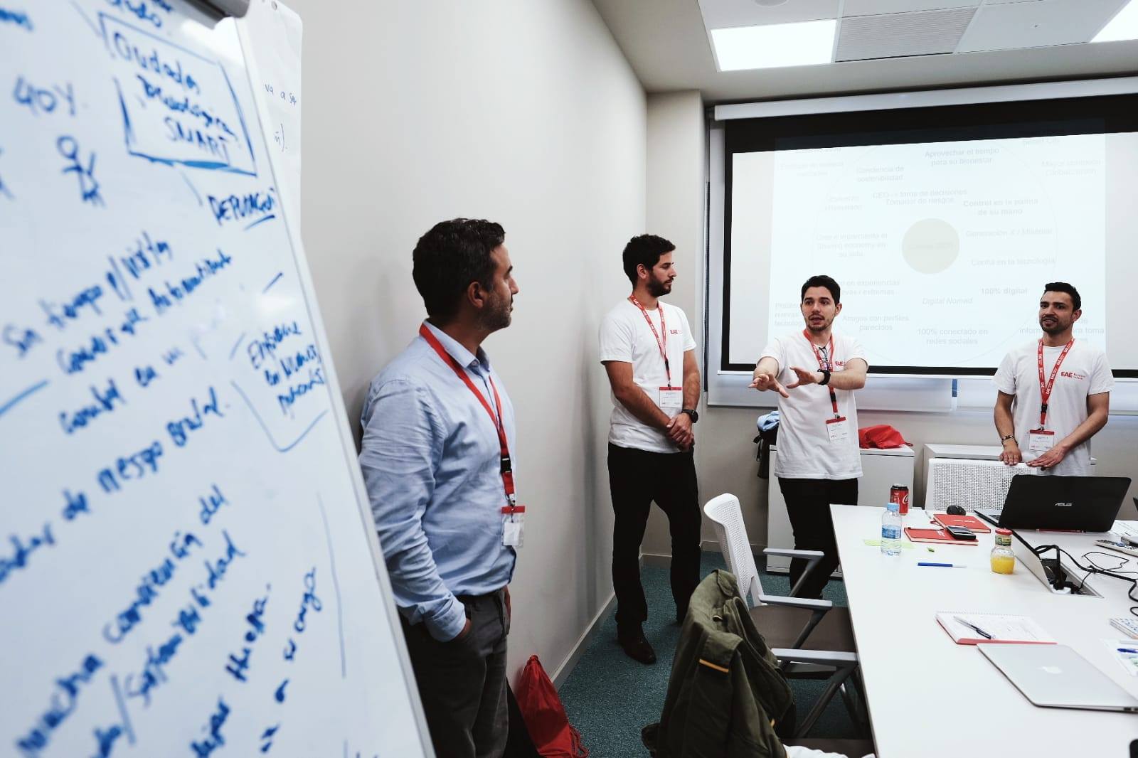  Equipo conversando durante clase en EAE Business School