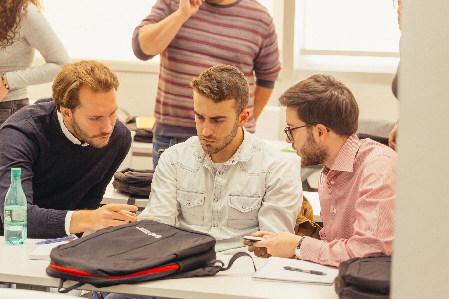 Alumnos de EAE Business School realizando una actividad