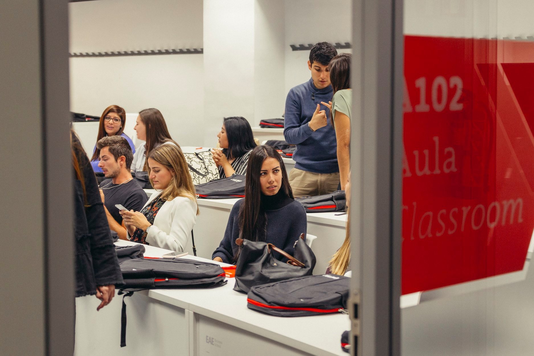  Estudiante durante aula en EAE Business School