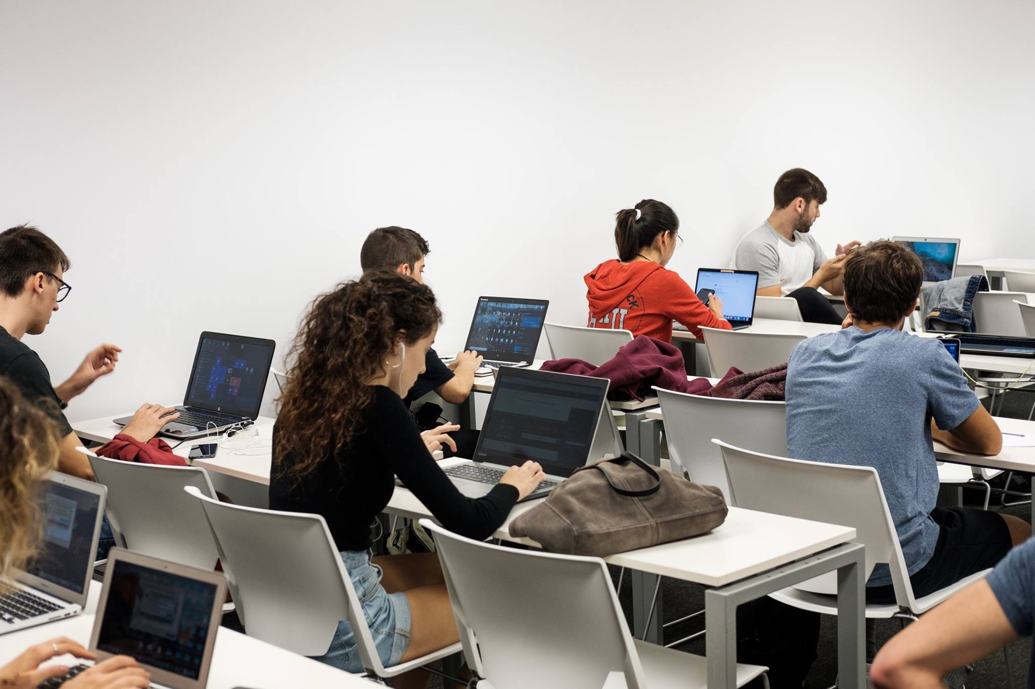 Alumnos de EAE Business School durante clase