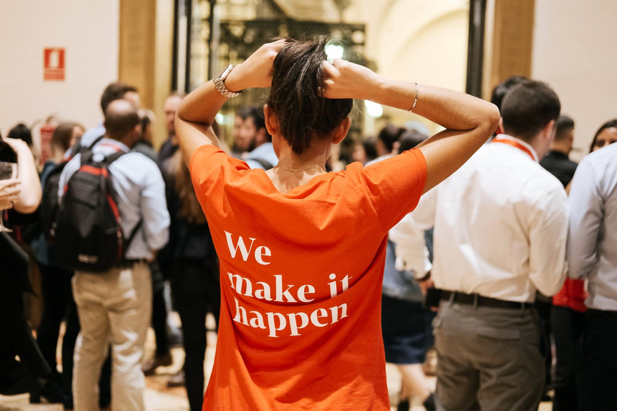Chica con camisa de EAE Business School