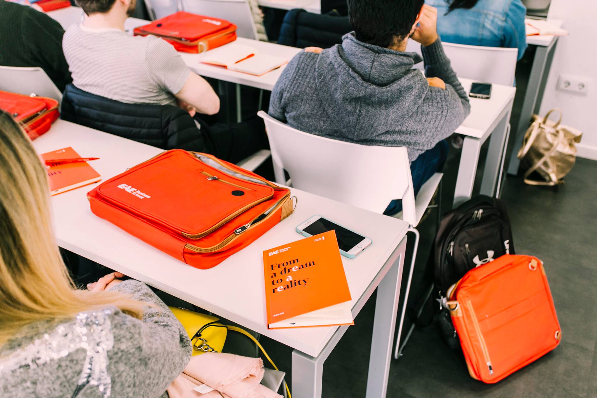  ​Barco carguero llegando a puerto 
