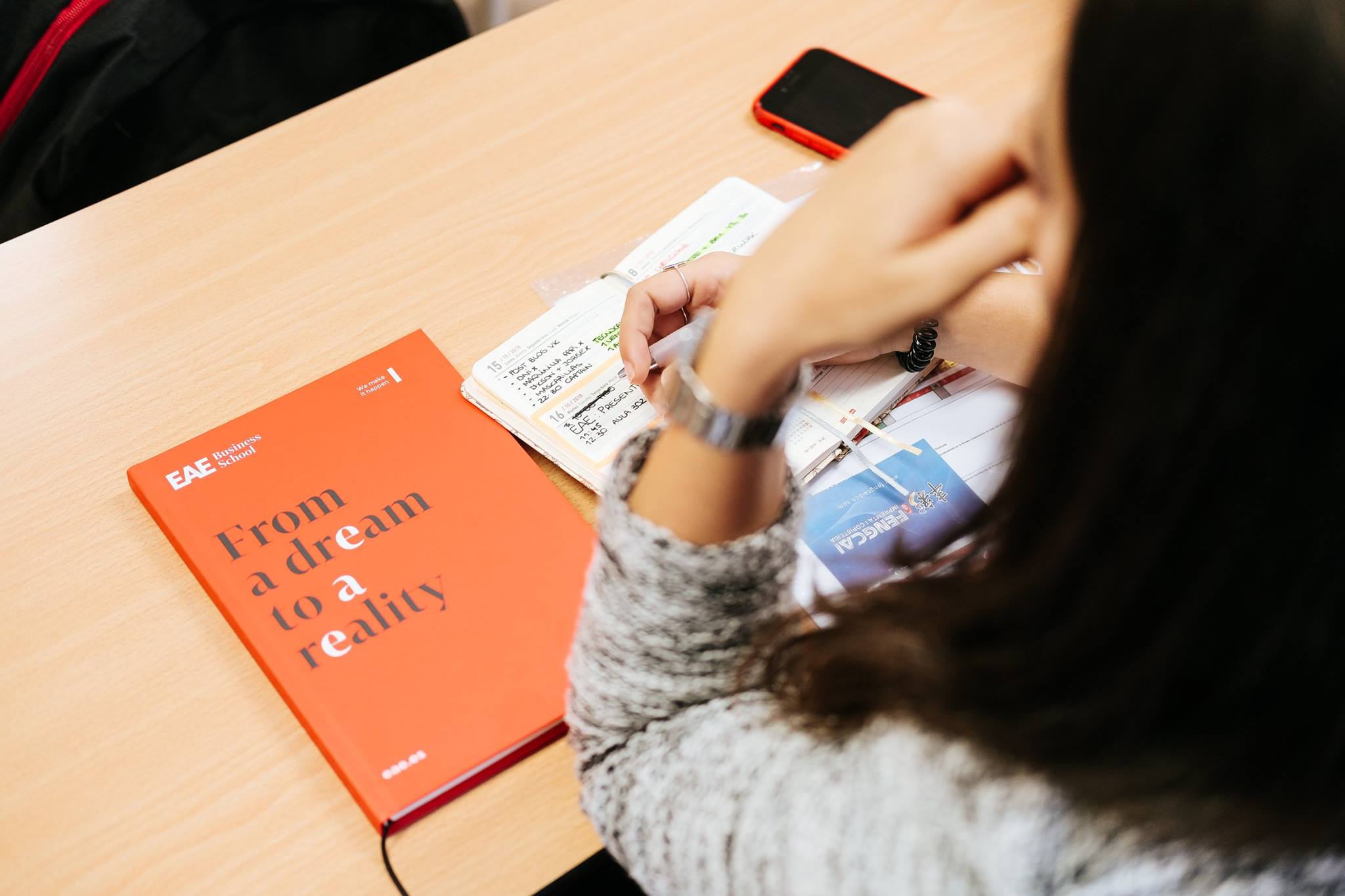 Chica estudiando en EAE Business School 
