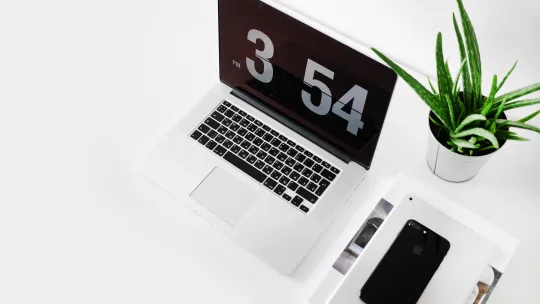 Ordenador dando la hora en la oficina