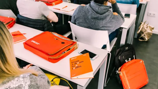 Barco carguero llegando a puerto