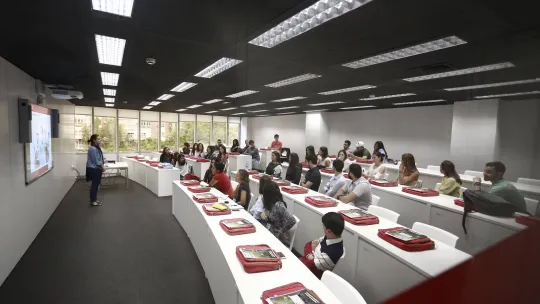 Alumnos de EAE Business School durante clase