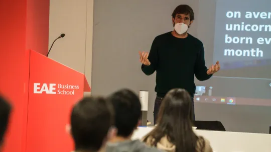 Image of lecturer in an EAE classroom | Talent management and Hybrid Work: New challenges in HR management 