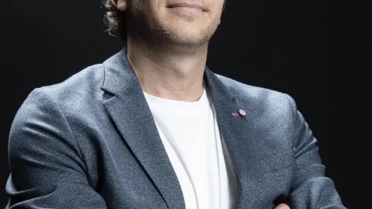 Alejandro Varsky comunica, luego existe