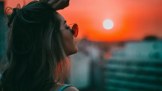 woman looking at the horizon