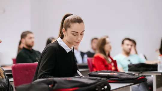 imgi_1_grado-administracion-direccion-empresas-ADE-entrevista-Albert-Ariso-2-EAE-JPG