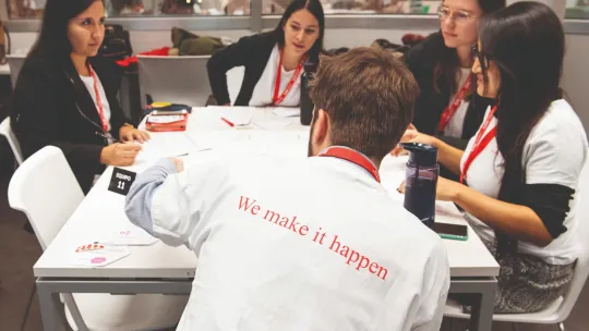 Estudiantes de EAE Business School frente al campus