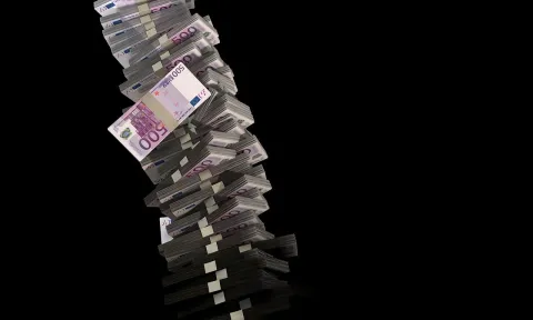 Montaña de dinero derrumbándose