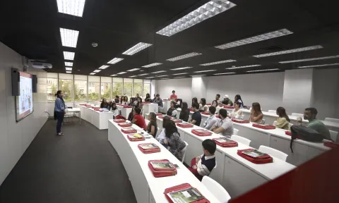 Alumnos de EAE Business School durante clase