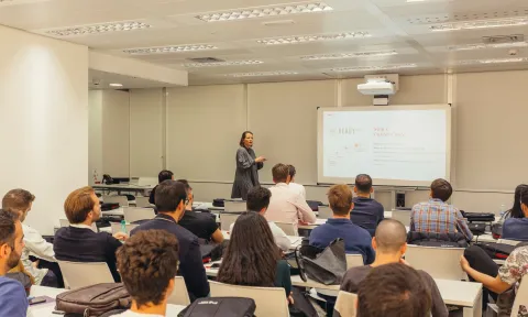 Estudiantes de EAE Business School en clase