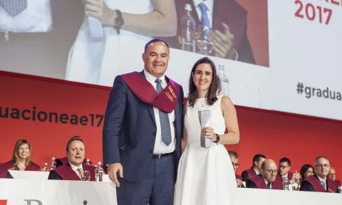 Itziar Soto Luquin, Recruitment in Talent Management de NESTLÉ, recogiendo el premio Top Recruiter EAE 2017