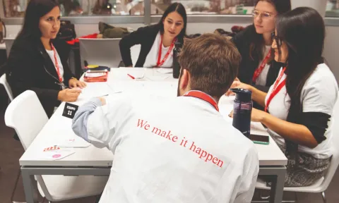 Estudiantes de EAE Business School frente al campus