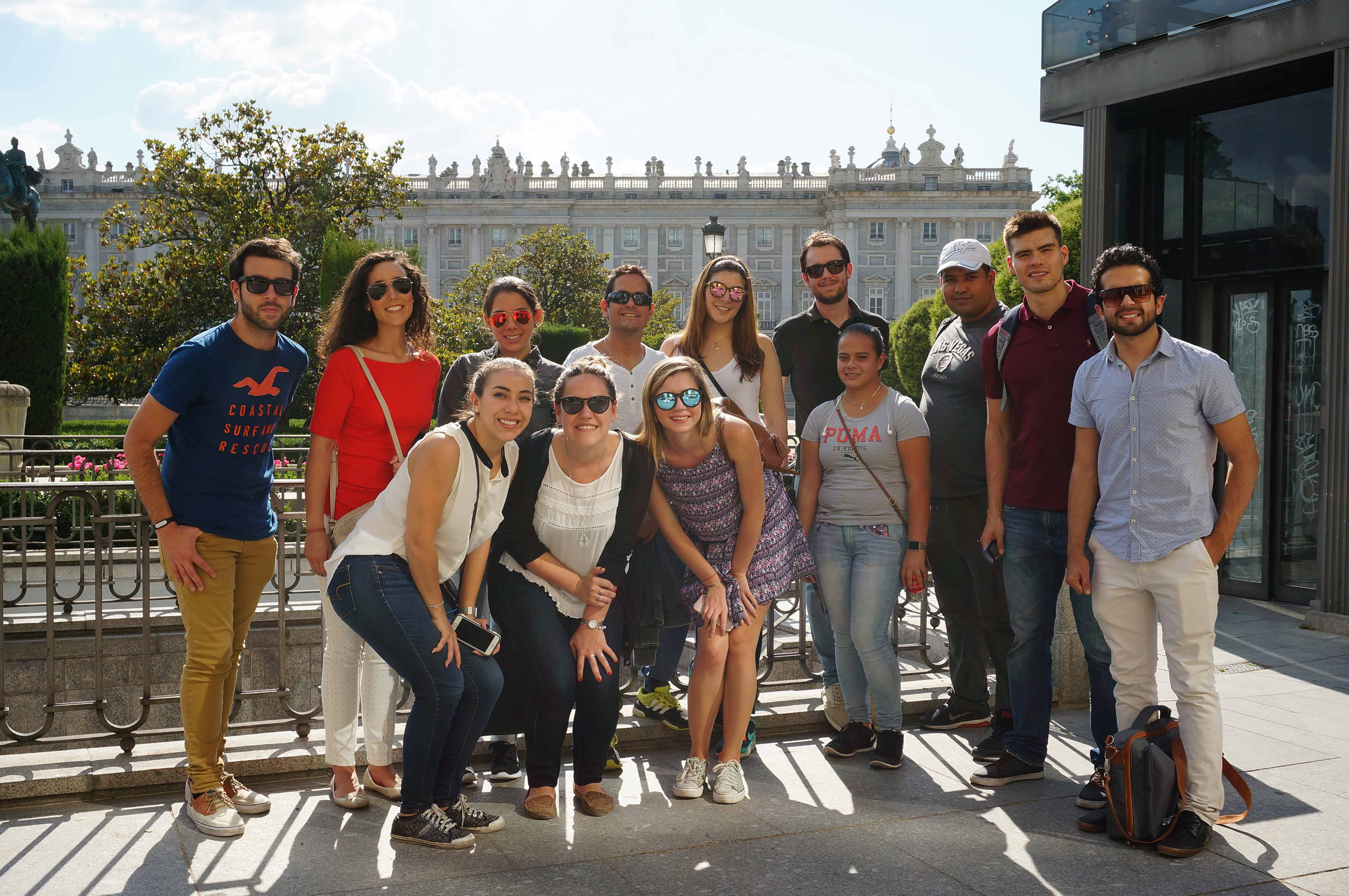 Recorrido por una de las murallas de Madrid, en la visita cultural de EAE Business School